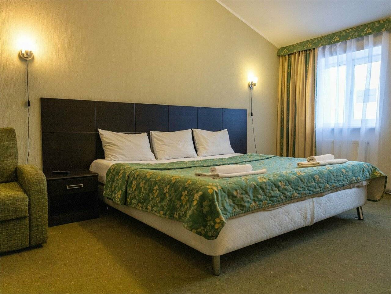 Фотографии номера Улучшенный номер с кроватью размера «king-size» в Гостинице Absolut Калуга