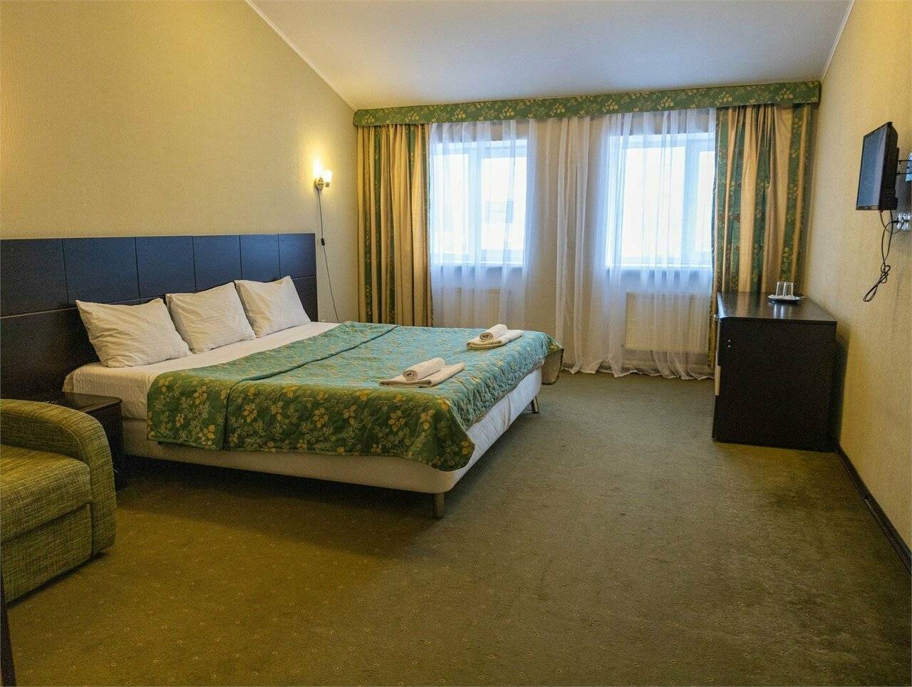 Фотографии номера Улучшенный номер с кроватью размера «king-size» в Гостинице Absolut Калуга